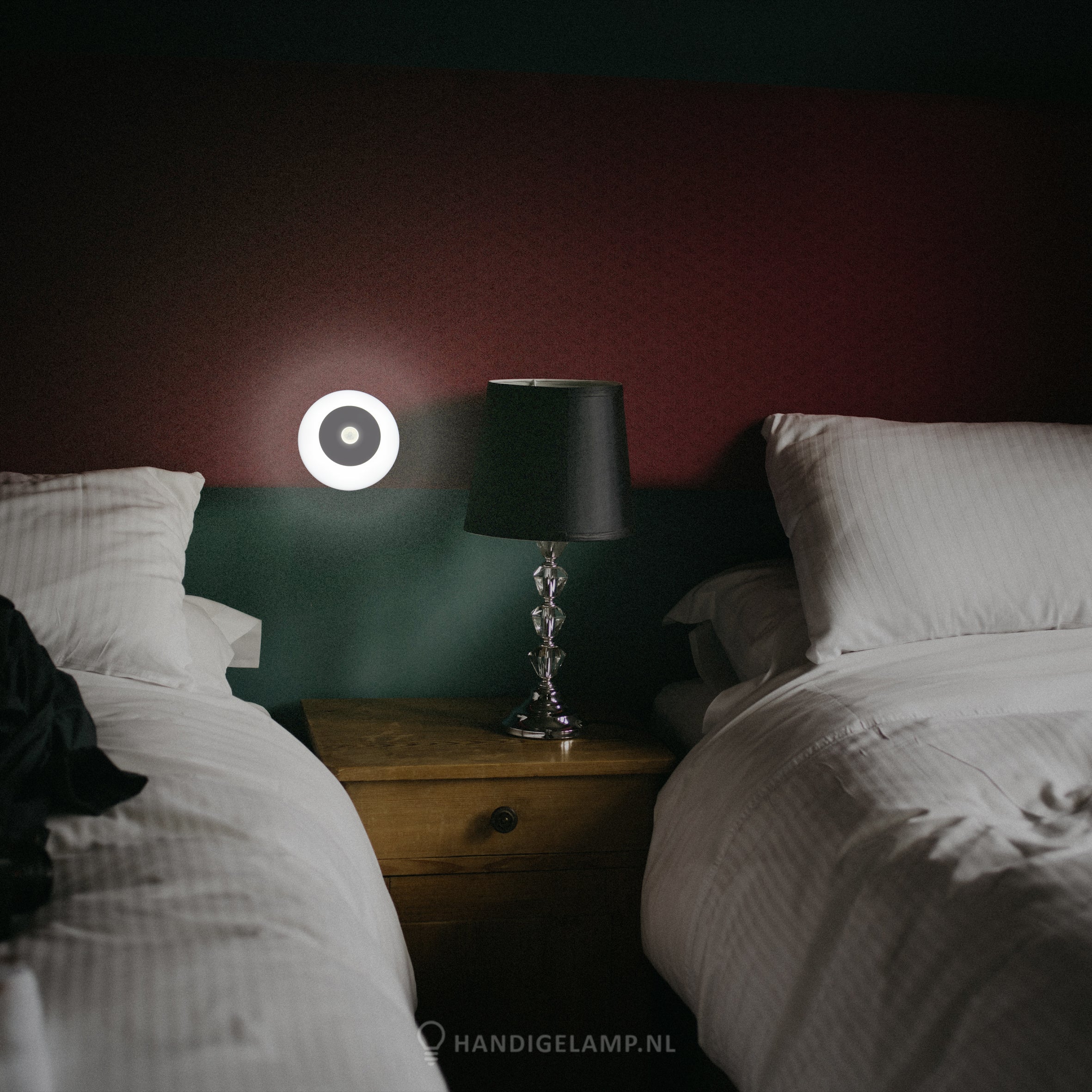 Wireless night light with motion sensor